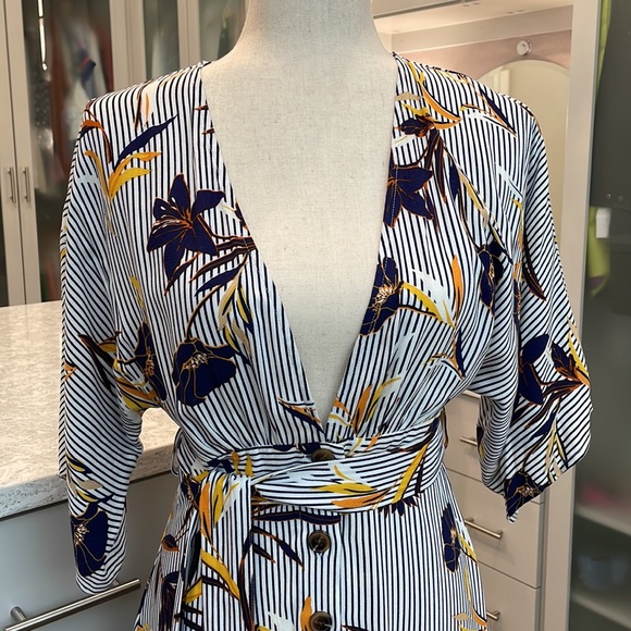 Forever 21 Deep V Dress - Picture 2 of 8